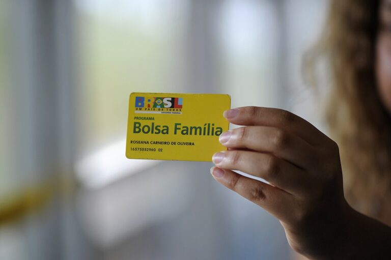 1200px-Bolsa_Família_(15227288838)