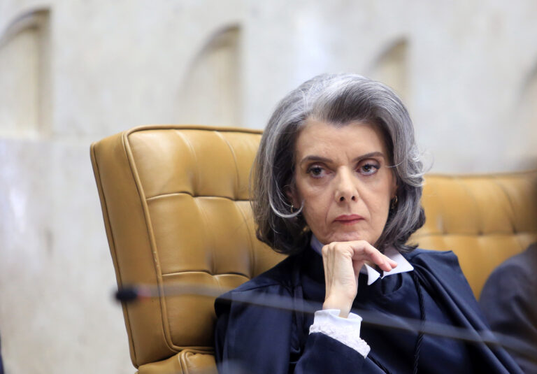 18161563-ministra-carmen-lucia-durante-cerimonia-de-posse-stf-8