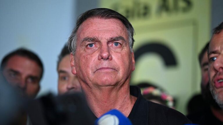 o-ex-presidente-jair-bolsonaro-fala-com-reporteres-no-aeroporto-de-brasilia-1732757700187_v2_900x506