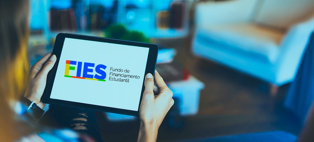 6e87d027-mulher-segurando-tablet-tela-fies