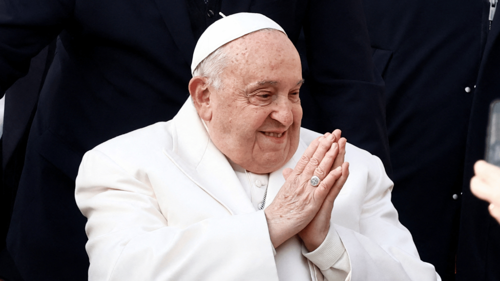 papa-francisco-maos-juntas-sorriso-audiencia-geral-catequese-04-dezembro-12-2024-_-foto-REUTERS-Yara-Nardi