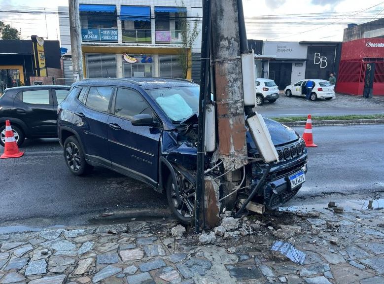 CARRO-BATE-EM-POSTE