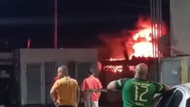 VIDEO-incendio-destroi-borracharia-e-provoca-desabamento-de-telhado-em-Cabedelo