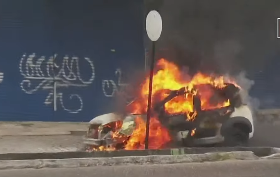 Carro-pega-fogo-na-BR-230-em-Joao-Pessoa-e-causa-lentidao-no-transito