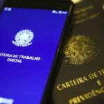 101360278-carteira-de-trabalho-fisica-ao-lado-de-uma-carteira-de-trabalho-digital-768x461