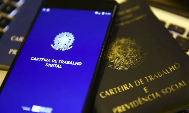 101360278-carteira-de-trabalho-fisica-ao-lado-de-uma-carteira-de-trabalho-digital-768x461