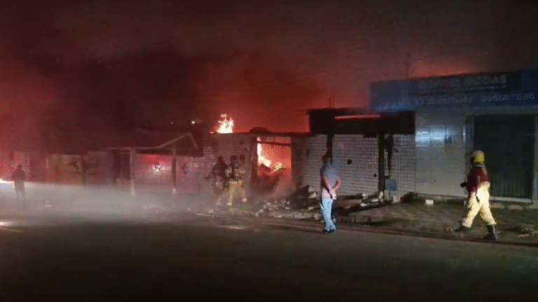 Incendio-de-grandes-proporcoes-destroi-casa-e-carros-em-Joao-Pessoa