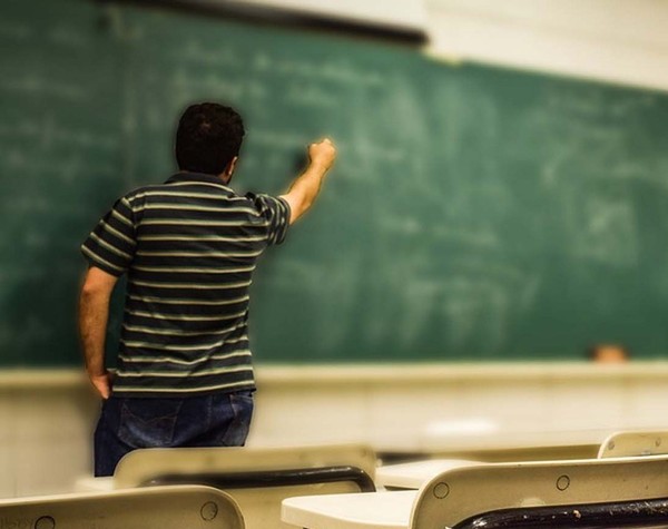 aula-educacao-professor-sala-de-aula-ensino-quadro-negro