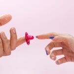 close-up-homem-mulher-maos-com-preservativo-scaled