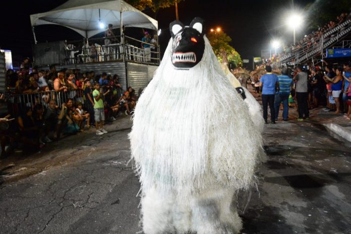 Carnaval-tradicao-ALa-Ursa_foto_dayseeuzebio-53-1024x683-1-696x464