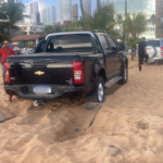 Carro-fica-atolado-na-faixa-de-areia-da-praia-de-Cabo-Branco-em-Joao-Pessoa1
