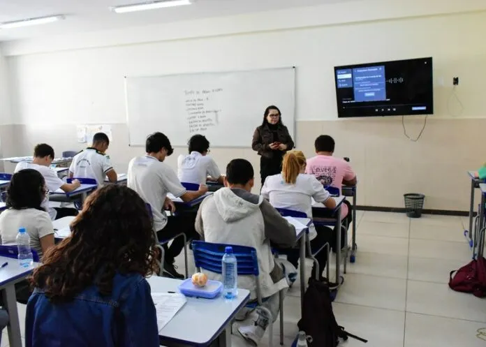 professor-saladeaula-paraiba-696x497