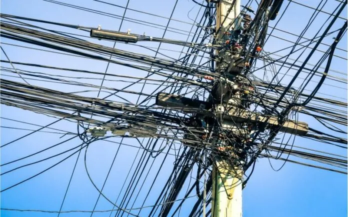 Gato-rede-eletrica-696x434