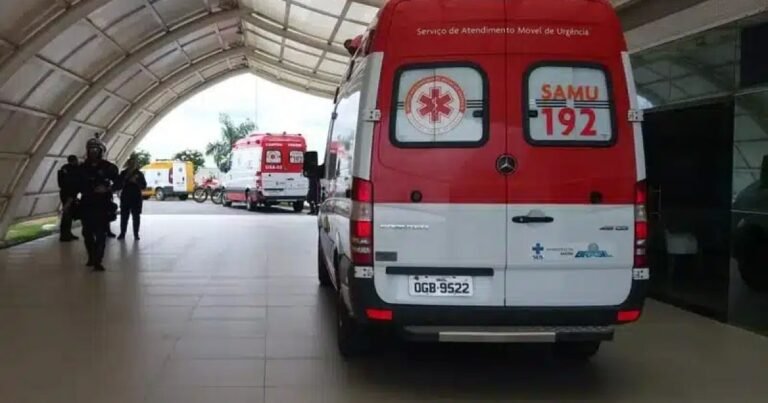 Ambulância do Samu na entrada do Hospital de Trauma de Campina Grande