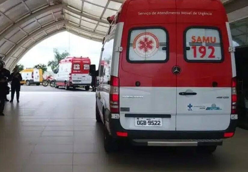 Ambulância do Samu na entrada do Hospital de Trauma de Campina Grande