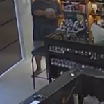 Imagem de câmera de segurança mostra suspeito dentro de loja de importados em Pombal, no Sertão da Paraíba