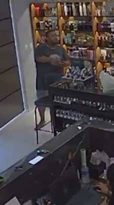 Imagem de câmera de segurança mostra suspeito dentro de loja de importados em Pombal, no Sertão da Paraíba