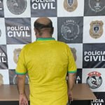 Suspeito preso pela Polícia Civil, de costas