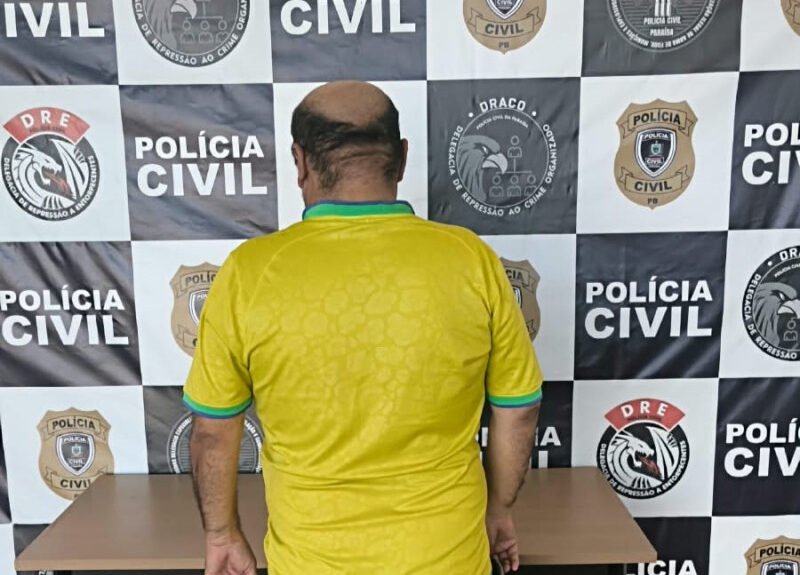 Suspeito preso pela Polícia Civil, de costas