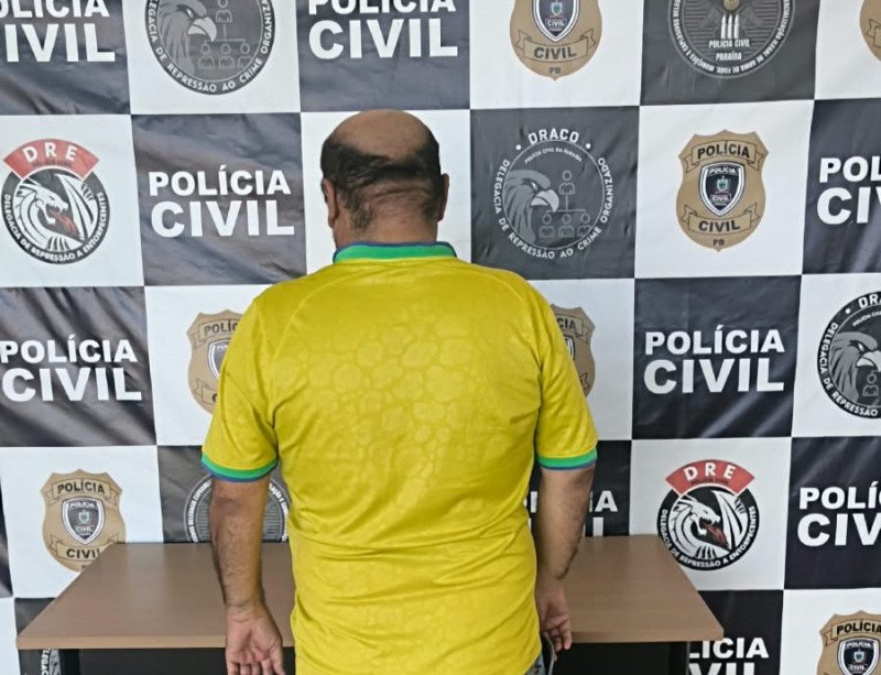 Suspeito preso pela Polícia Civil, de costas