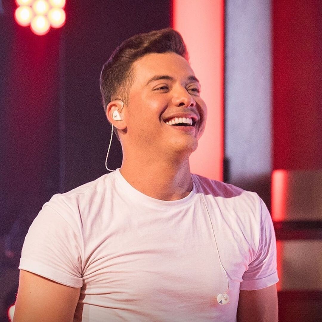 Cantor Wesley Safadão sorrindo no palco