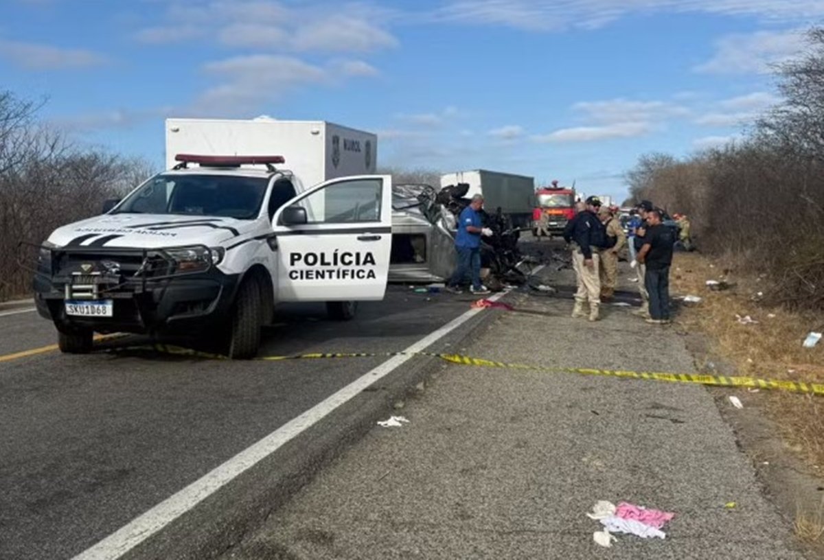 Van e caminhonete destruídas após colisão na BR-230 entre Soledade e Juazeirinho