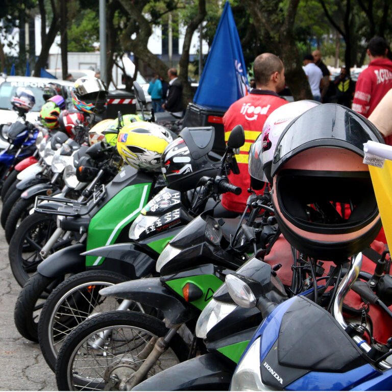 Entregador de aplicativo em moto