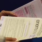 Estudante consultando o site de inscrição do Fies