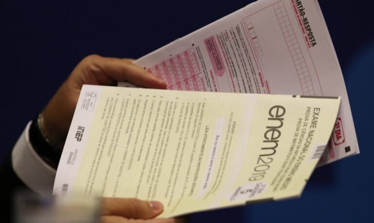 Estudante consultando o site de inscrição do Fies