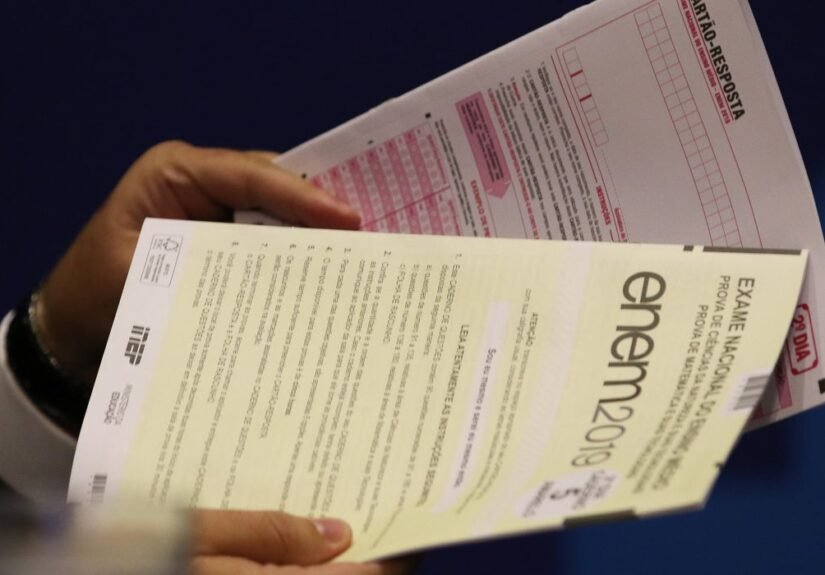 Estudante consultando o site de inscrição do Fies