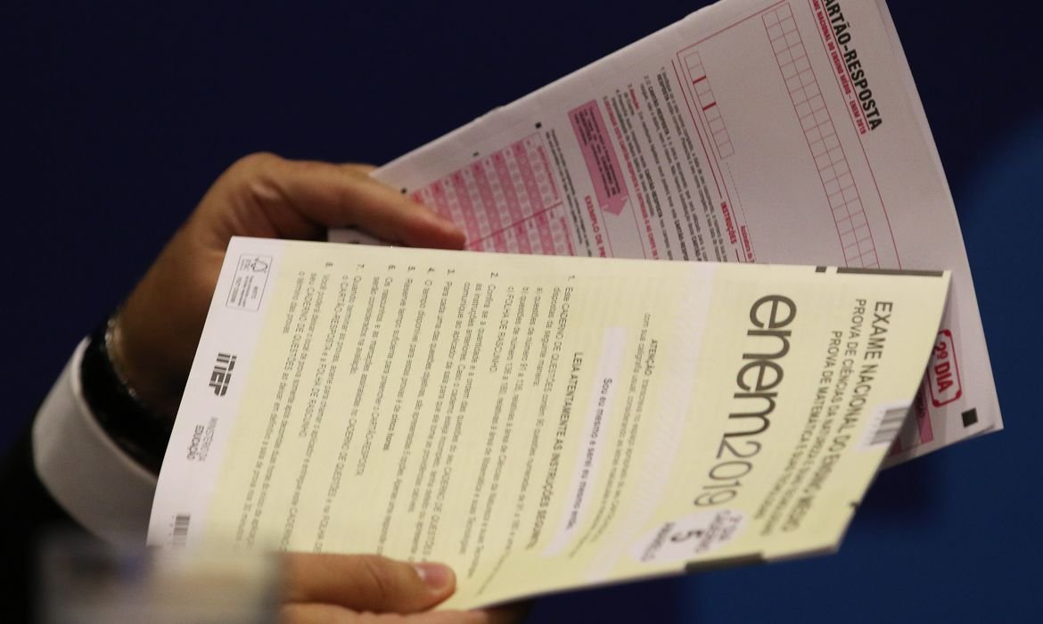 Estudante consultando o site de inscrição do Fies
