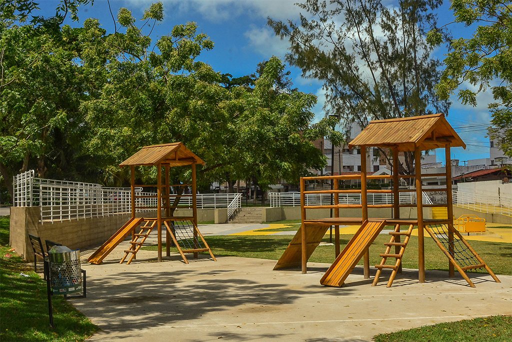 Brinquedos de madeira no Parque das Três Ruas, no bairro dos Bancários, em João Pessoa