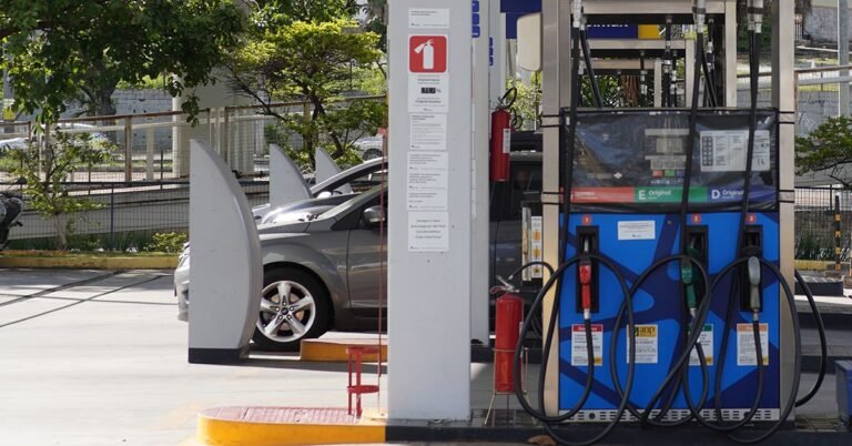 Bombas de combustível em posto de gasolina