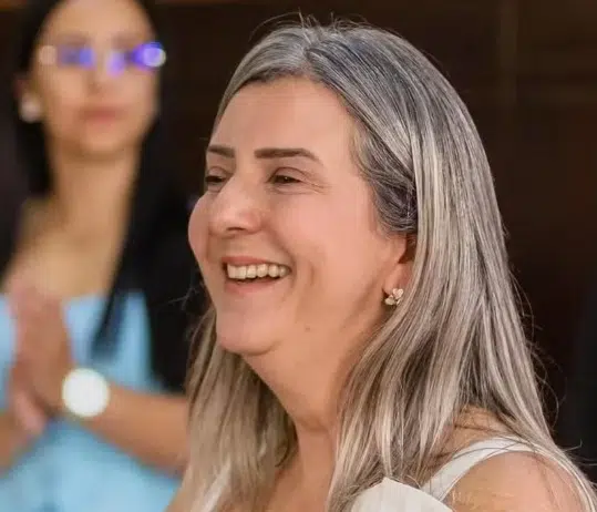 Prefeita de Areia, Silvia Cunha Lima, sorrindo durante evento
