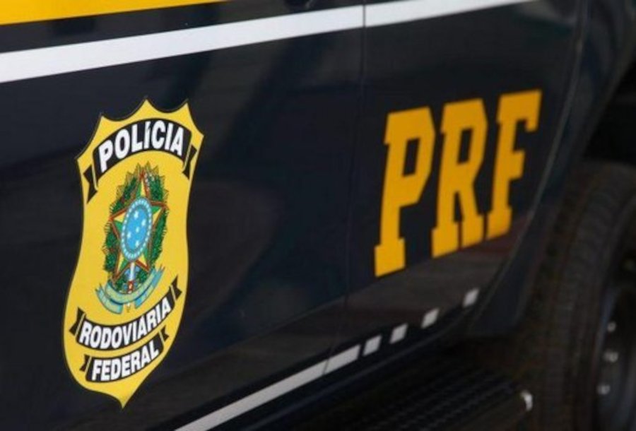 Viatura da Polícia Rodoviária Federal com brasão e inscrição PRF