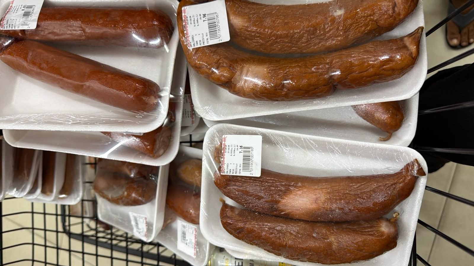 Produtos apreendidos pelo Procon-JP em supermercado do Costa e Silva, em João Pessoa